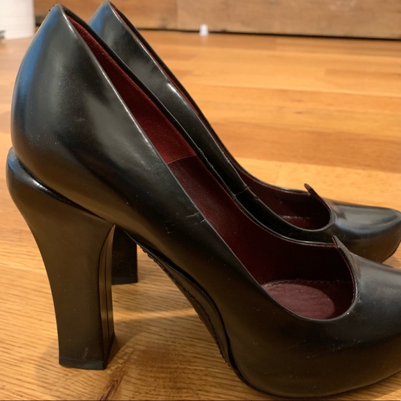 Louis Vuitton leather pumps w/ 4 inch heels - Picture 5 of 6